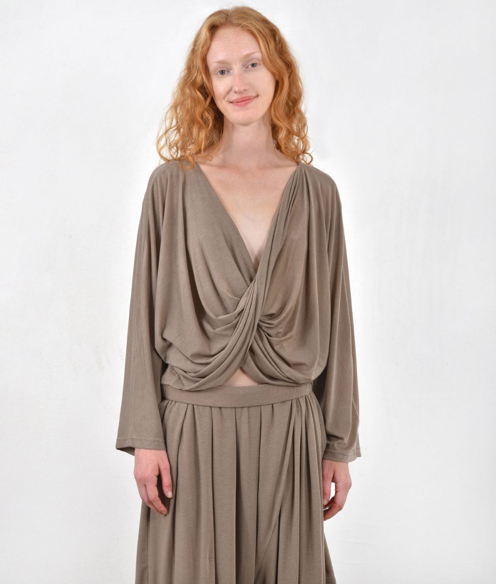 Versatile twist-front top