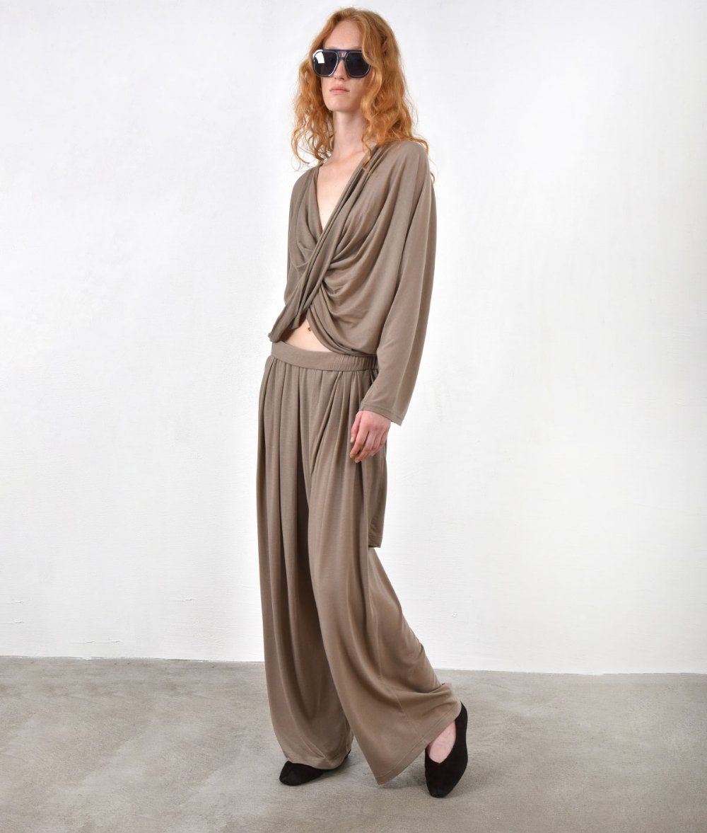 Trousers with pleats